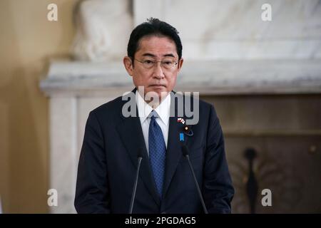 Varsovie, Pologne. 22nd mars 2023. Le Premier ministre japonais Fumio Kishida est vu lors de la réunion avec Mateusz Morawiecki (non en vue) à Varsovie. À Varsovie, le Premier ministre japonais Fumio Kishida a rencontré le Premier ministre polonais pour des entretiens sur la sécurité et les relations bilatérales de la région un jour après sa visite surprise à Kiev. Crédit : SOPA Images Limited/Alamy Live News Banque D'Images