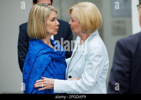 22 mars 2023, Rhénanie-du-Nord-Westphalie, Gütersloh : Brigitte Mohn (l), membre du Conseil exécutif de Bertelsmann Stiftung, souhaite la bienvenue à sa mère Liz Mohn, Présidente du Centre Liz Mohn, à la conférence de presse annuelle de Bertelsmann Stiftung. L'accent est mis sur la dernière année et sur les priorités pour 2023. Photo: Friso Gentsch/dpa Banque D'Images