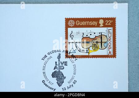 Un timbre émis à Guernesey comme première couverture de jour pour l'événement Live Aid en 1985. Le timbre est marqué avec les détails de l'événement Live Aid Banque D'Images