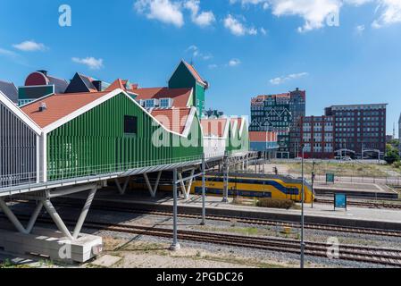 Architecture moderne à la gare. En arrière-plan, la tour de l'horloge et l'hôtel Inntel, Zaandam, Nord-Hollande, pays-Bas, Europe Banque D'Images