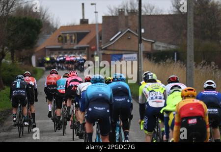 De panne, Belgique. 22nd mars 2023. Les coureurs forment un échelon lors de la course d'élite masculine de la course cycliste d'une journée 'Classic Brugge-de panne', 207,4km de Brugge à de panne, mercredi 22 mars 2023. BELGA PHOTO DIRK WAEM crédit: Belga News Agency/Alay Live News Banque D'Images