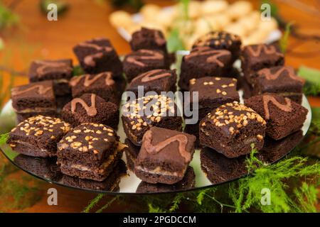 Savoureux chocolat, portions avec sauce au caramel et arachides. Banque D'Images