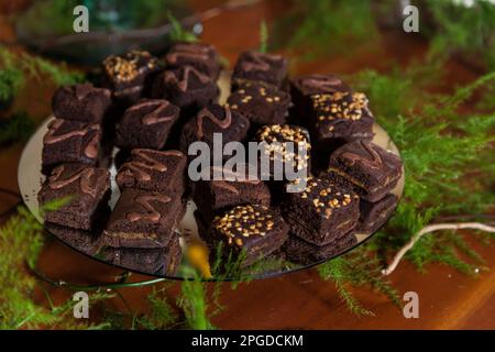 Savoureux chocolat, portions avec sauce au caramel et arachides. Banque D'Images