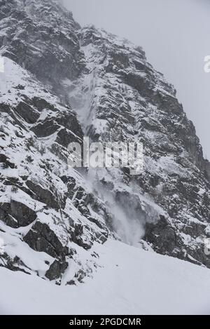 Une petite avalanche de poussière en hiver dans les montagnes Tatra en Pologne. Banque D'Images