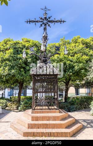 La Cruz de las Sierpes, la Croix des Serpents, à partir de 1692 se trouve sur la Plaza de Santa Cruz, place Saint-Croix, dans le quartier de Séville de San Banque D'Images