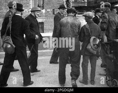 Winston Churchill visite des zones endommagées par la bombe de Londres pendant la séance éclair. 1940 Banque D'Images