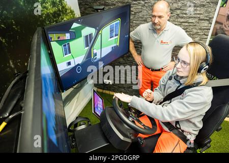 Hanovre, Allemagne. 22nd mars 2023. Tessa Rettberg (r), stagiaire paramédical d'urgence de deuxième année, est assise dans un simulateur de conduite dans le bâtiment de l'Académie Johanniter de Basse-Saxe/Brême. À côté d'elle est Tobias Sieg (l), chef de la formation de simulateur de conduite. L'Académie Johanniter de Basse-Saxe/Brême utilise maintenant un nouveau simulateur de conduite haut de gamme pour la formation aux services de secours. Le simulateur de conduite est conçu pour mieux préparer le personnel des services d'urgence à la conduite en lumière bleue. Credit: Michael Matthey/dpa/Alay Live News Banque D'Images