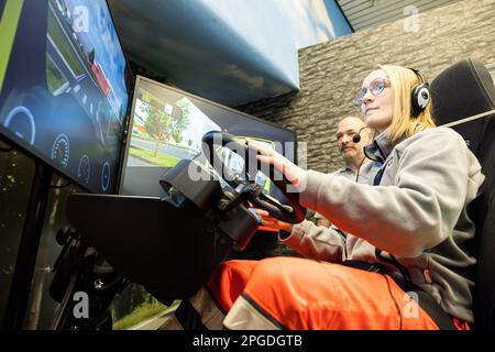 Hanovre, Allemagne. 22nd mars 2023. Tessa Rettberg (r), stagiaire paramédical d'urgence de deuxième année, est assise dans un simulateur de conduite dans le bâtiment de l'Académie Johanniter de Basse-Saxe/Brême. À côté d'elle est Tobias Sieg (l), chef de la formation de simulateur de conduite. L'Académie Johanniter de Basse-Saxe/Brême utilise maintenant un nouveau simulateur de conduite haut de gamme pour la formation aux services de secours. Le simulateur de conduite est conçu pour mieux préparer le personnel des services d'urgence à la conduite en lumière bleue. Credit: Michael Matthey/dpa/Alay Live News Banque D'Images