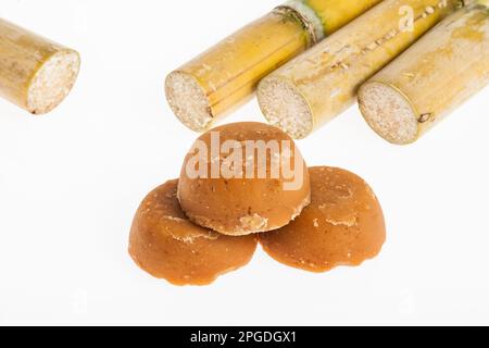 Panela ou chancaca de canne à sucre; photo sur fond blanc. Banque D'Images