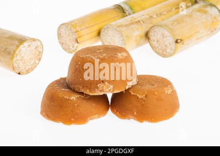 Panela ou chancaca de canne à sucre; photo sur fond blanc. Banque D'Images