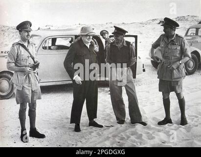 Winston Churchill parle au général Montgomery, tandis que le général Alexander (à gauche) et le général Brooke regardent. Désert occidental. 23rd août 1942 Banque D'Images