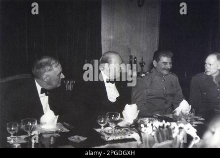 Winston Churchill avec le président Roosevelt et le dirigeant soviétique Joseph Staline à la Conférence de Téhéran. Novembre 1943 Banque D'Images