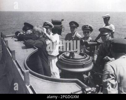 Winston Churchill observant les débarquements alliés dans le Sud de la France. Août 1944 Banque D'Images