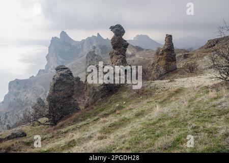 Rocher de cheval de pain d'épice et rochers bizarres dans la ville morte. Crête Khoba-Tele de la réserve Karadag au début du printemps. Crimée Banque D'Images