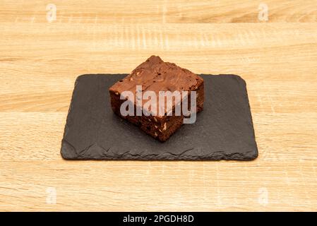 Petit gâteau au chocolat, typique de la gastronomie des États-Unis. Il est nommé pour sa couleur marron foncé, ou marron en anglais. Parfois couvert d'humour Banque D'Images