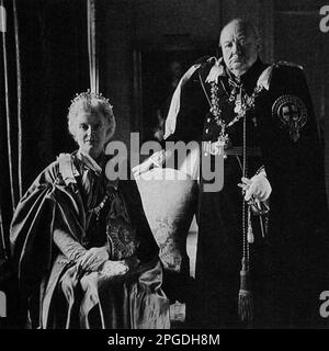 Sir Winston et Lady Churchill vêtus pour le couronnement de la reine Elizabeth ll. Il porte les robes du Chevalier intégral du Garter. Juin 1953 Banque D'Images