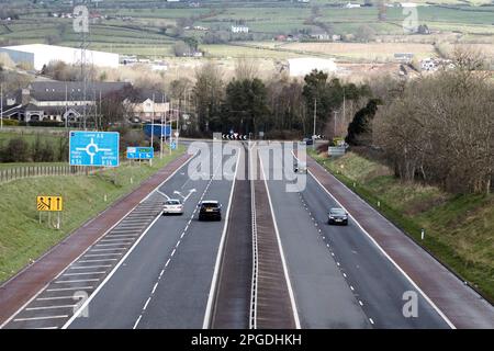 Route A8M reliant l'autoroute M2 à Sandyknowes avec la route A8 larne à l'angle de corrs, en regardant vers corrs coin rond-point Newtownabbabbabbabbabbabbabbatiale, NOR Banque D'Images