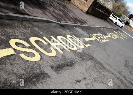 École Gardez des marquages routiers clairs à l'extérieur de l'entrée d'une école Newtownabbabbabbabbabbabbabbabbatiale, Irlande du Nord Banque D'Images