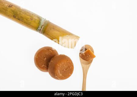 Panela ou chancaca de canne à sucre; photo sur fond blanc. Banque D'Images