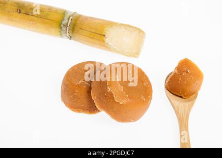 Panela ou chancaca de canne à sucre; photo sur fond blanc. Banque D'Images