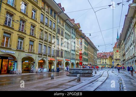 BERNE, SUISSE - 31 MARS 2022 : rue historique Spitalgasse à Innere Neustadt avec fontaine colorée Pfeiferbrunnen au milieu de la route, Banque D'Images