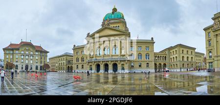 BERNE, SUISSE - 31 MARS 2022 : Panorama du Bundeshaus, bâtiment du gouvernement et du Parlement sur la place de la Bundesplatz, sur 31 mars à Berne, Suisse Banque D'Images