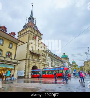 BERNE, SUISSE - 31 MARS 2022 : le tramway passe par le portail de la tour médiévale de Kafigturm sur la place Waisenhausplatz, sur 31 mars à Berne, Suissel Banque D'Images