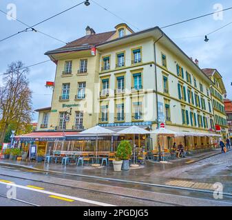 BERNE, SUISSE - 31 MARS 2022 : bâtiment médiéval bien conservé sur la place Kornhausplatz avec restaurants et cafés-terrasses, sur 31 mars à Berne, Banque D'Images