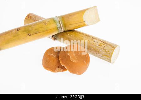 Panela ou chancaca de canne à sucre; photo sur fond blanc. Banque D'Images