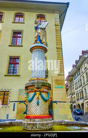 Fontaine Mosesbrunnen avec sculpture colorée de Moïse sur la place Munsterplatz à Berne, Suisse Banque D'Images