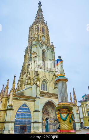 La statue de la fontaine Moses of Mosesbrunnen sur la place Munsterplatz avec la cathédrale de Berne, Suisse Banque D'Images