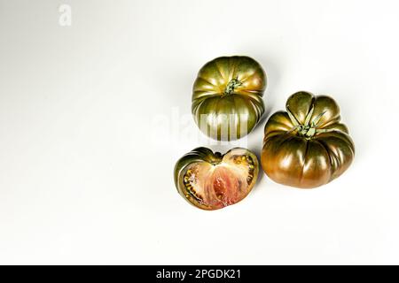 La tomate raf marmande obtenue à partir de la sélection artificielle pratiquée sur les tomates traditionnelles qui ont été plantées à l'extérieur Banque D'Images