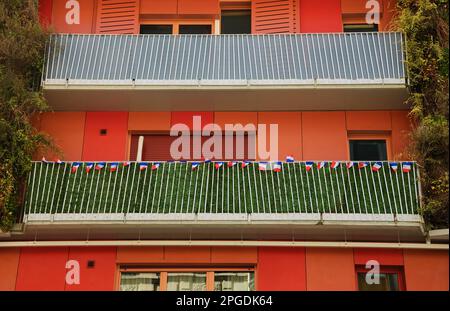 PARIS, FRANCE - 12 MARS 2016 : bâtiment rouge décoré de drapeaux français dans 15th arrondissement (quartier) de Paris. 15th arrondissement est le plus po Banque D'Images