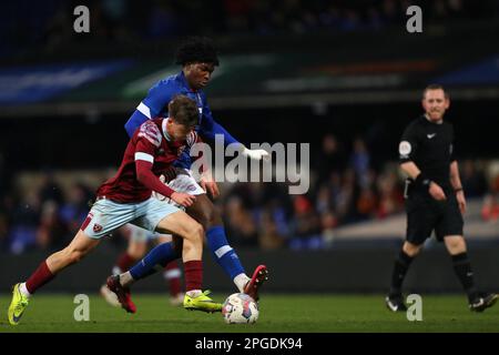 Osman Foyo d'Ipswich Town et George Earthy de West Ham United - Ipswich Town et West Ham United, FA Youth Cup Sixième tour, Portman Road, Ipswich, Royaume-Uni - 22nd février 2023 Banque D'Images