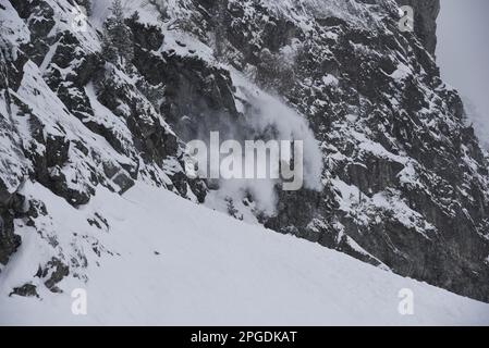 Une petite avalanche de poussière en hiver dans les montagnes Tatra en Pologne. Banque D'Images