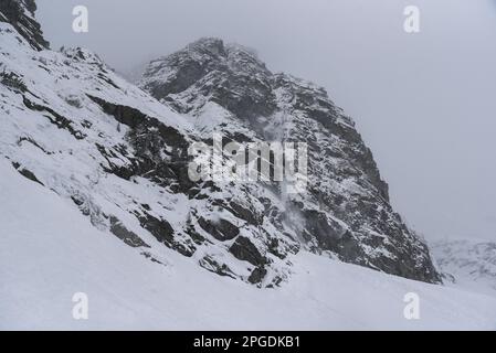 Une petite avalanche de poussière en hiver dans les montagnes Tatra en Pologne. Banque D'Images