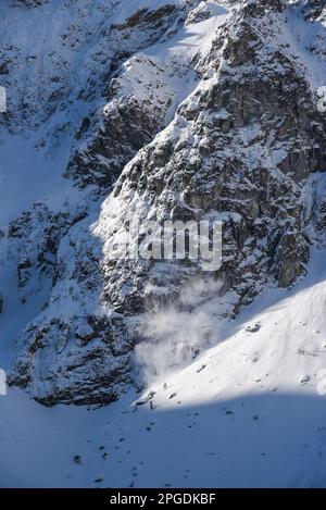 Une petite avalanche de poussière en hiver dans les montagnes Tatra en Pologne. Banque D'Images