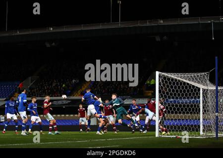 Woody Williamson d'Ipswich Town poinçons le ballon clair - Ipswich Town v West Ham United, FA Youth Cup Sixième tour, Portman Road, Ipswich, Royaume-Uni - 22nd février 2023 Banque D'Images