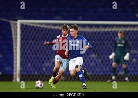 DaN Cousens de la ville d'Ipswich et George Earthy de West Ham United - Ipswich Town v West Ham United, FA Youth Cup Sixième tour, Portman Road, Ipswich, Royaume-Uni - 22nd février 2023 Banque D'Images