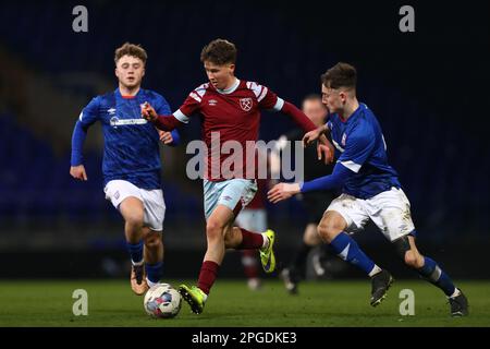 George Earthy de West Ham Uni en action avec Dan Cousens et Jack Manly de Ipswich Town - Ipswich Town v West Ham United, FA Youth Cup Sixième tour, Portman Road, Ipswich, Royaume-Uni - 22nd février 2023 Banque D'Images