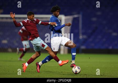 Osman Foyo de la ville d'Ipswich et Asher Falase de West Ham United - Ipswich Town v West Ham United, FA Youth Cup Sixième tour, Portman Road, Ipswich, Royaume-Uni - 22nd février 2023 Banque D'Images