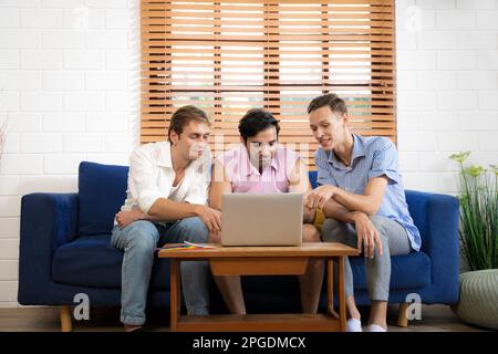 LGBTQ gay couple faire des activités ensemble à la maison et de socialiser ensemble heureusement. Banque D'Images