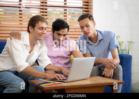 LGBTQ gay couple faire des activités ensemble à la maison et de socialiser ensemble heureusement. Banque D'Images