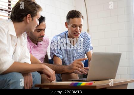 LGBTQ gay couple faire des activités ensemble à la maison et de socialiser ensemble heureusement. Banque D'Images
