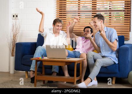 LGBTQ gay couple faire des activités ensemble à la maison et de socialiser ensemble heureusement. Banque D'Images
