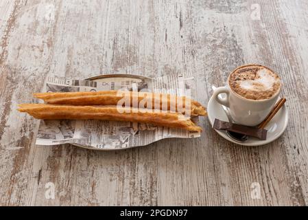 Le churro de rueda, est un type de pâte de pain d'origine espagnole dès qu'il est fait de pâte de farine et est frit dans l'huile. Dans de nombreuses régions d'Espagne, les matraques Banque D'Images