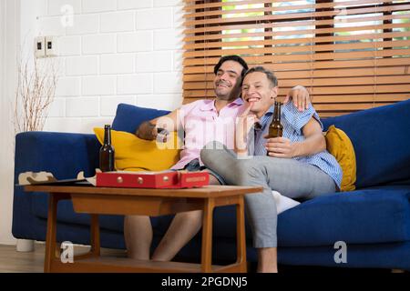 LGBTQ gay couple faire des activités ensemble à la maison et de socialiser ensemble heureusement. Banque D'Images