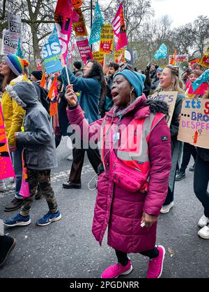 Londres, Royaume-Uni. 15th mars 2023. Les manifestants ont manifesté le plus fort depuis le début des grèves. La manifestation de la Journée du budget dans le centre de Londres. Des milliers de personnes ont défilé dans les rues vers Trafalgar Square, où des enseignants, des médecins subalternes et des fonctionnaires ont tous été en train de frapper pour obtenir un meilleur salaire et de meilleures conditions de travail. Au total, environ un demi-million de travailleurs du secteur public dans tout le pays ont dépassé les salaires. Banque D'Images