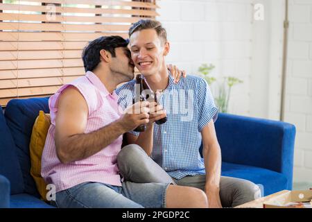 LGBTQ gay couple faire des activités ensemble à la maison et de socialiser ensemble heureusement. Banque D'Images