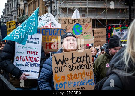 Londres, Royaume-Uni. 15th mars 2023. Les manifestants ont fait la plus grande démonstration depuis le début des grèves. La manifestation de la Journée du budget dans le centre de Londres. Des milliers de personnes ont défilé dans les rues vers Trafalgar Square, où des enseignants, des médecins subalternes et des fonctionnaires ont tous été en train de frapper pour obtenir un meilleur salaire et de meilleures conditions de travail. Au total, environ un demi-million de travailleurs du secteur public dans tout le pays ont dépassé les salaires. Banque D'Images